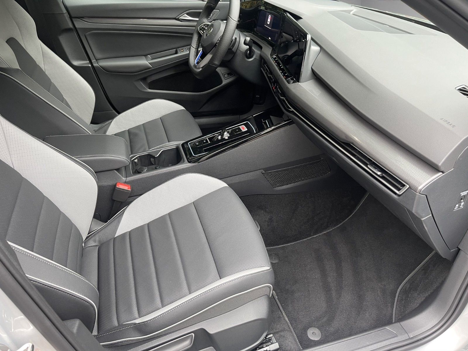 Fahrzeugabbildung Volkswagen Golf VIII 1.4 eHybrid OPF DSG GTE