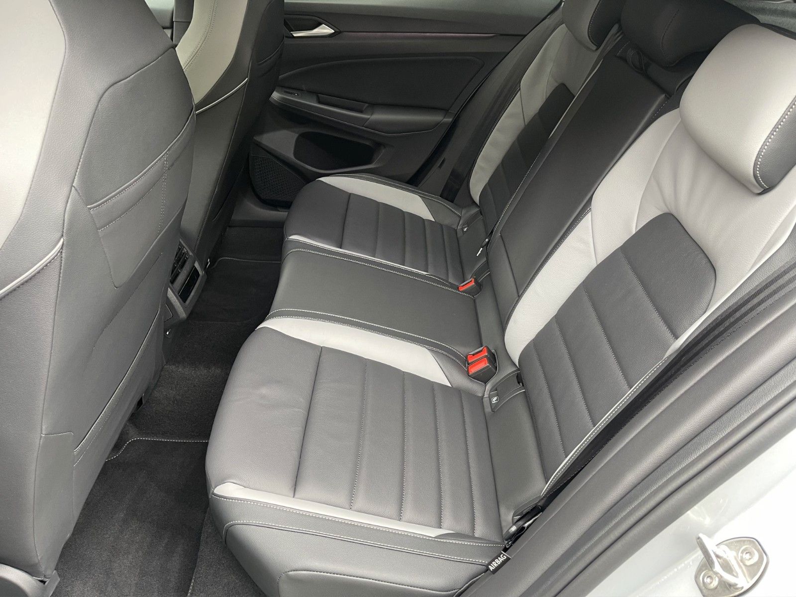 Fahrzeugabbildung Volkswagen Golf VIII 1.4 eHybrid OPF DSG GTE
