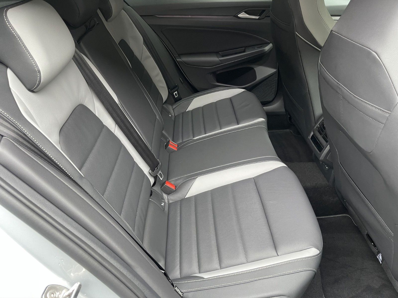 Fahrzeugabbildung Volkswagen Golf VIII 1.4 eHybrid OPF DSG GTE