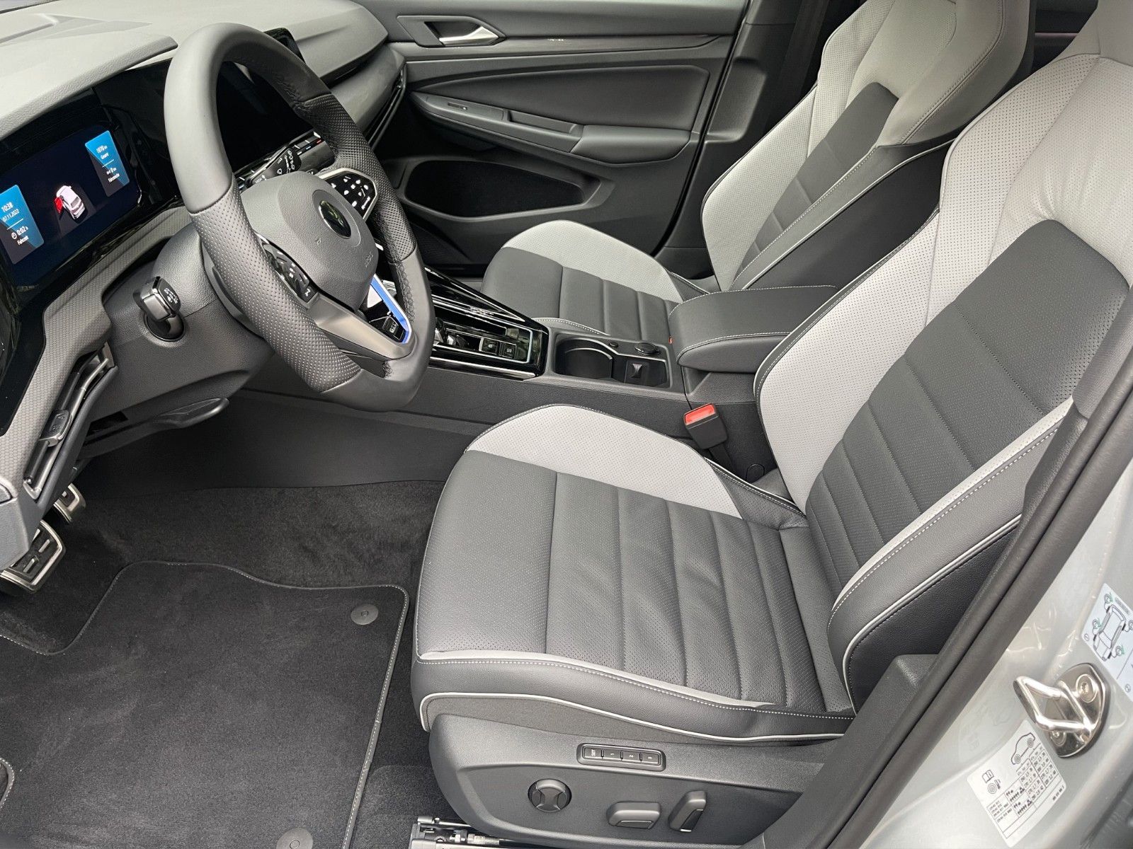 Fahrzeugabbildung Volkswagen Golf VIII 1.4 eHybrid OPF DSG GTE