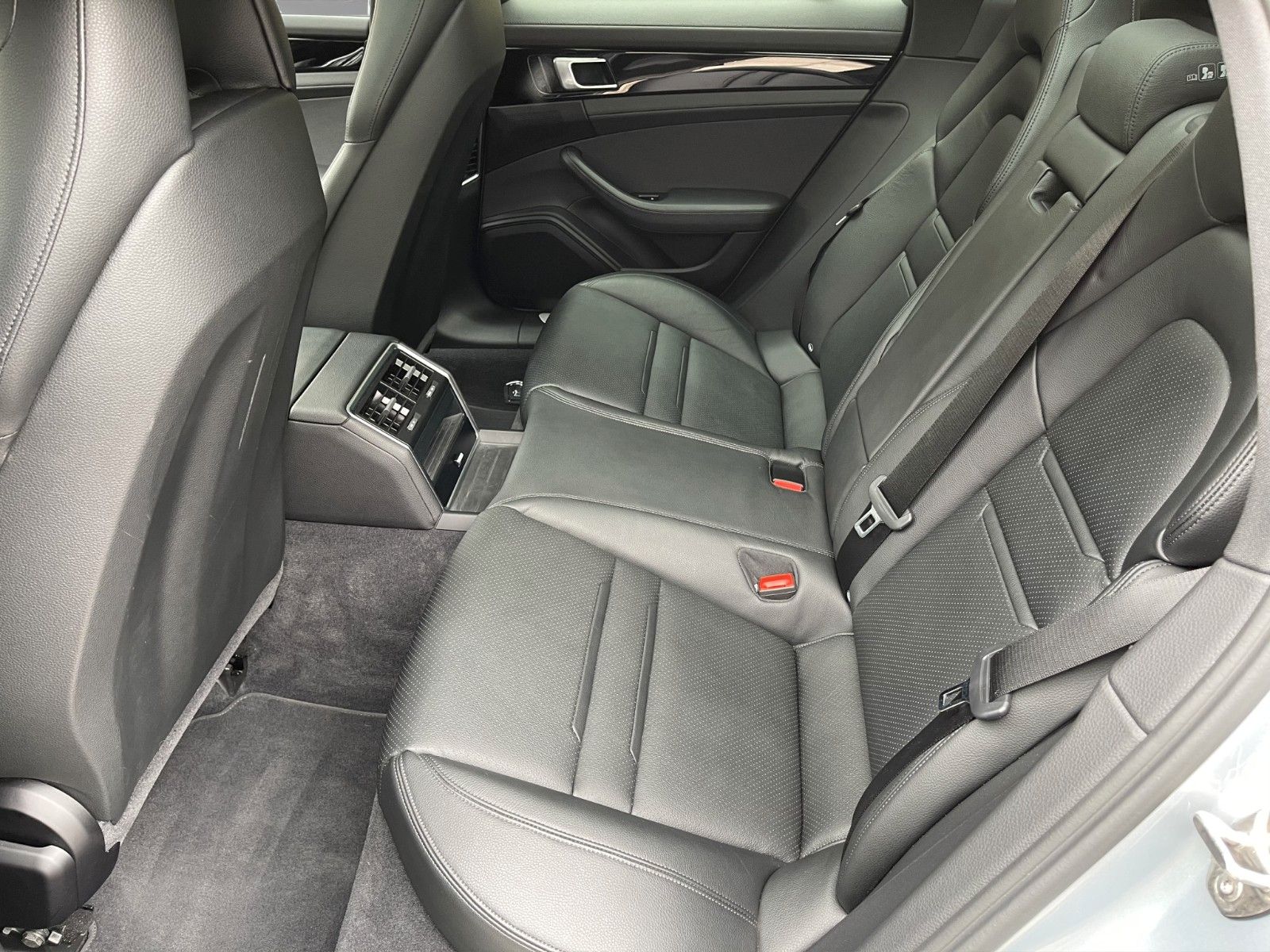 Fahrzeugabbildung Porsche Panamera Sport Turismo 4 *Panorama**SportDesign*