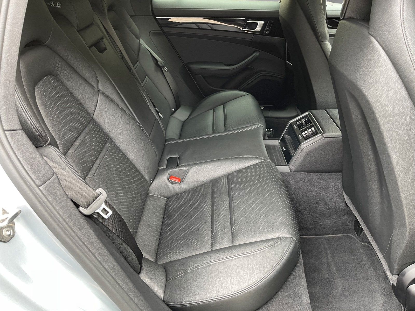 Fahrzeugabbildung Porsche Panamera Sport Turismo 4 *Panorama**SportDesign*