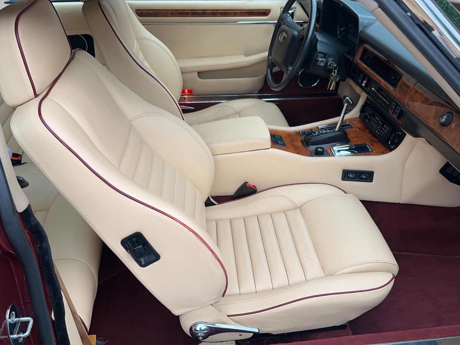 Fahrzeugabbildung Jaguar XJS Coupe V12 Classic Data 2