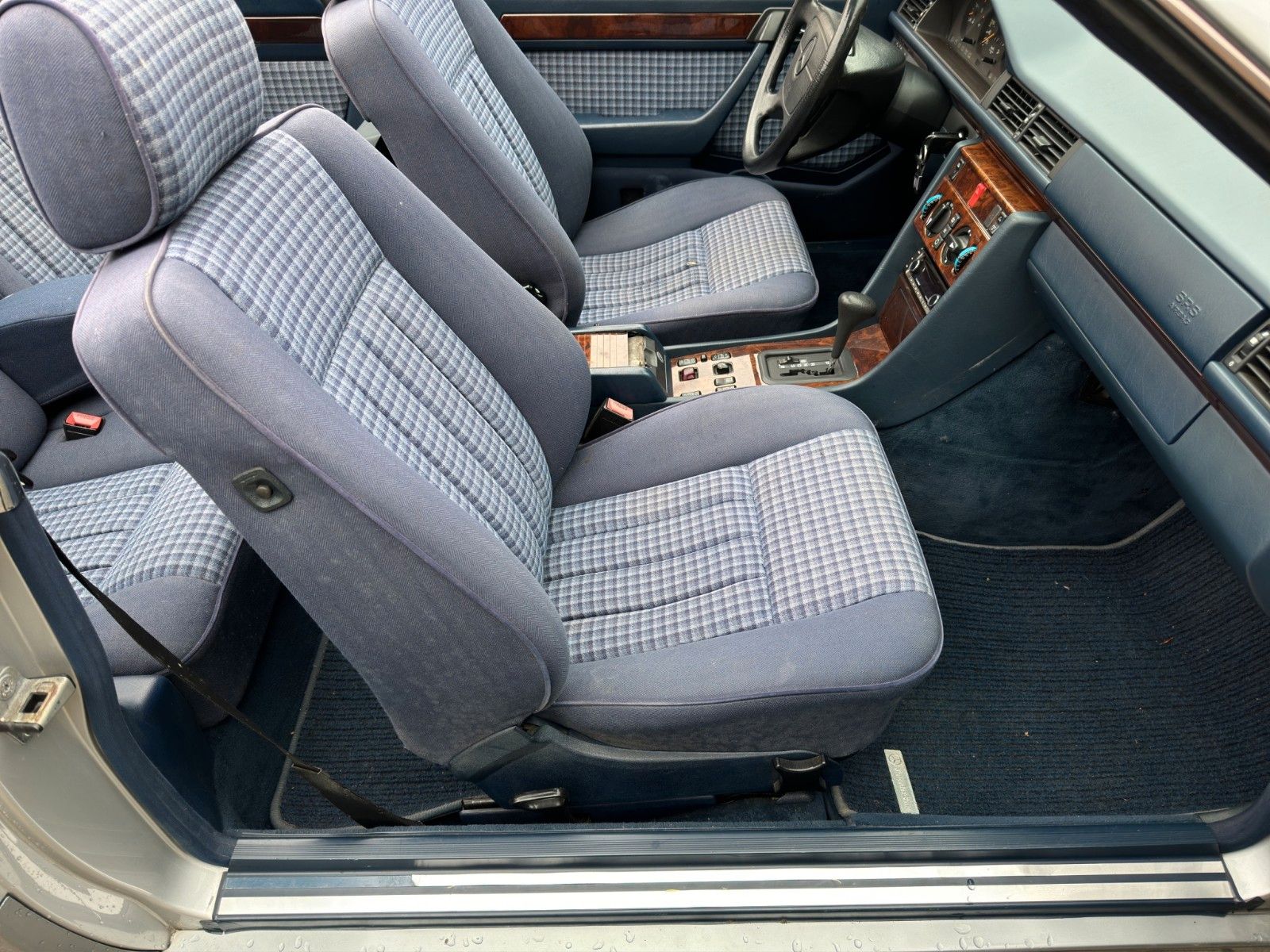 Fahrzeugabbildung Mercedes-Benz E 200 Cabrio A124 Classic Data 3+
