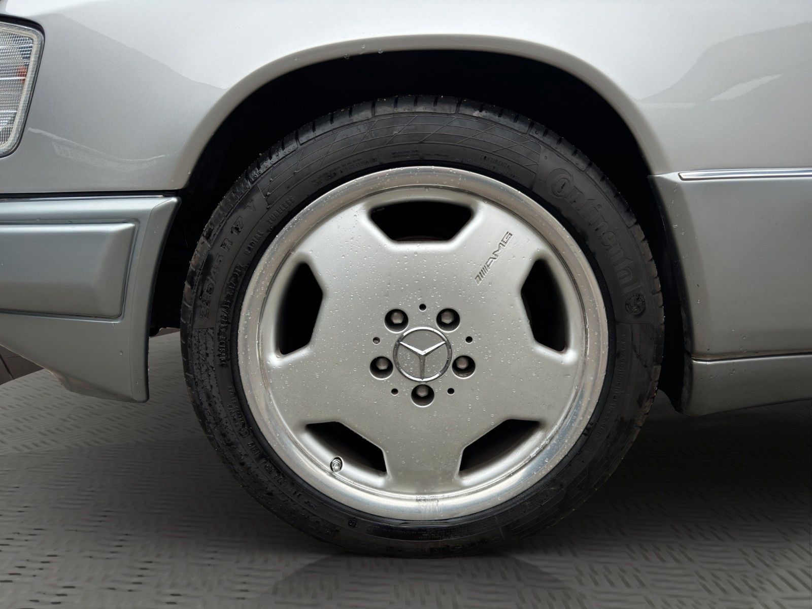 Fahrzeugabbildung Mercedes-Benz E 200 Cabrio A124 Classic Data 3+