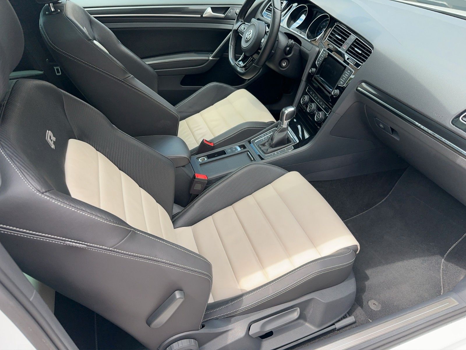 Fahrzeugabbildung Volkswagen Golf R 4Motion BlueMotion Technology DSG *389PS*