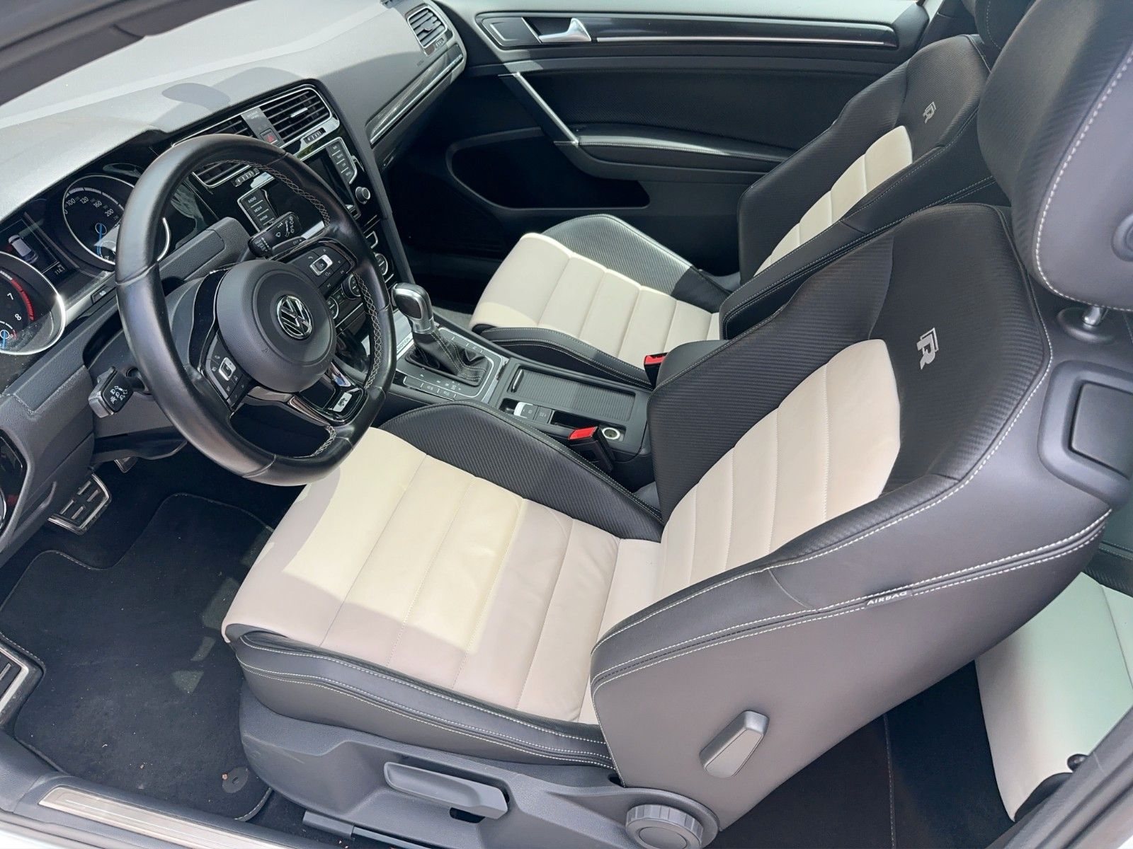 Fahrzeugabbildung Volkswagen Golf R 4Motion BlueMotion Technology DSG *389PS*