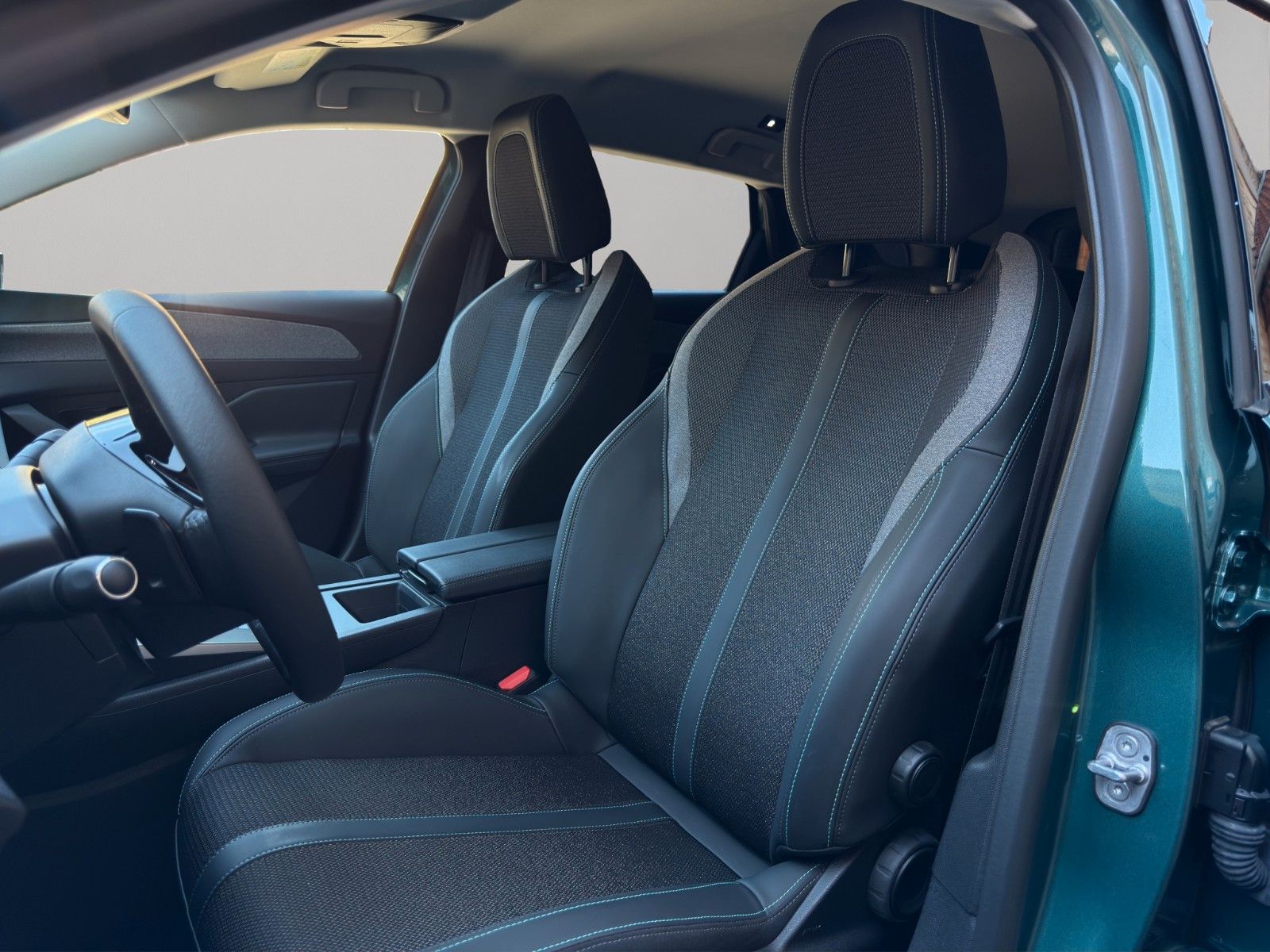 Fahrzeugabbildung Peugeot 308 SW Hybrid 145 Allure *CarPlay*