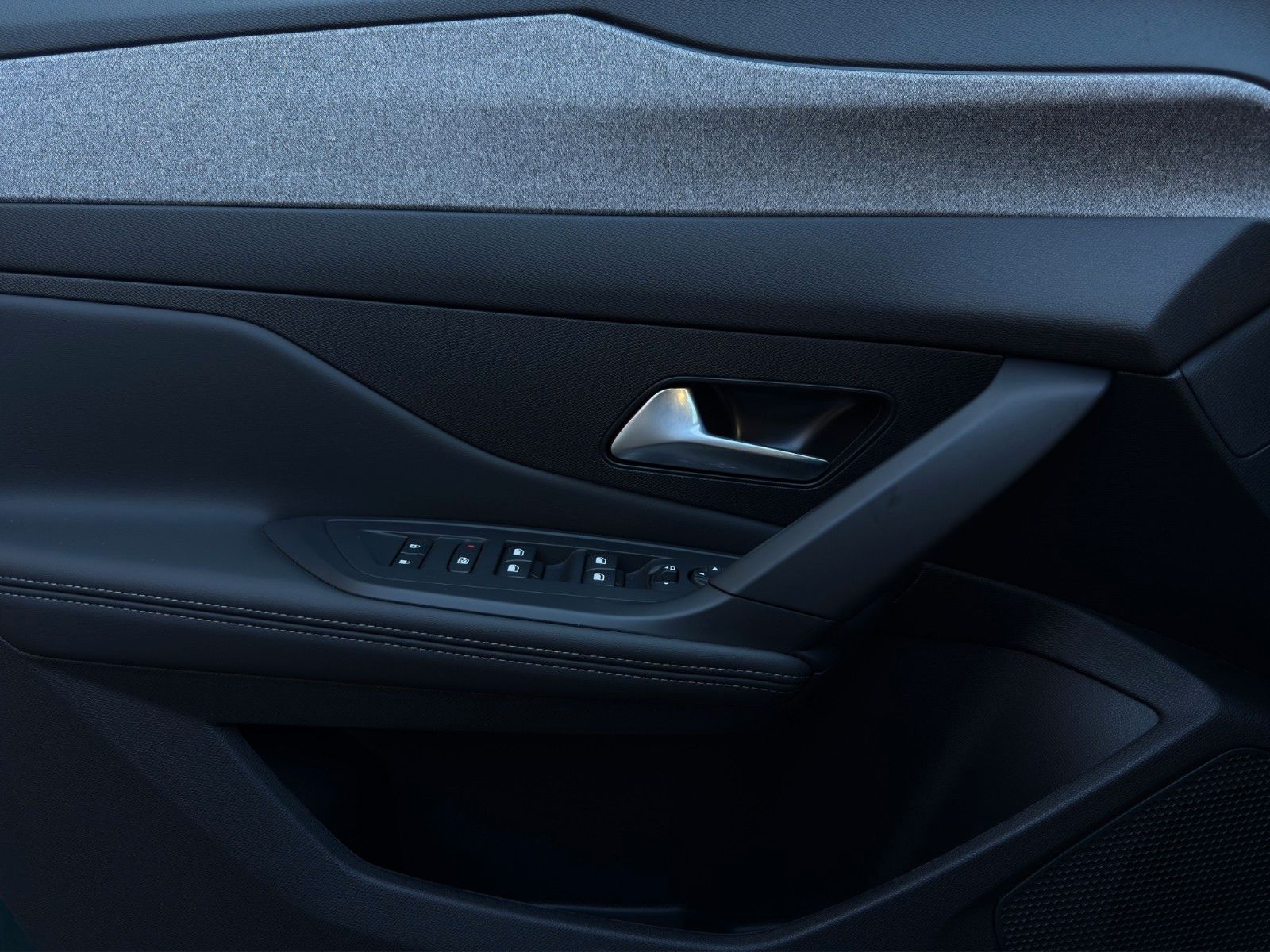 Fahrzeugabbildung Peugeot 308 SW Hybrid 145 Allure *CarPlay*