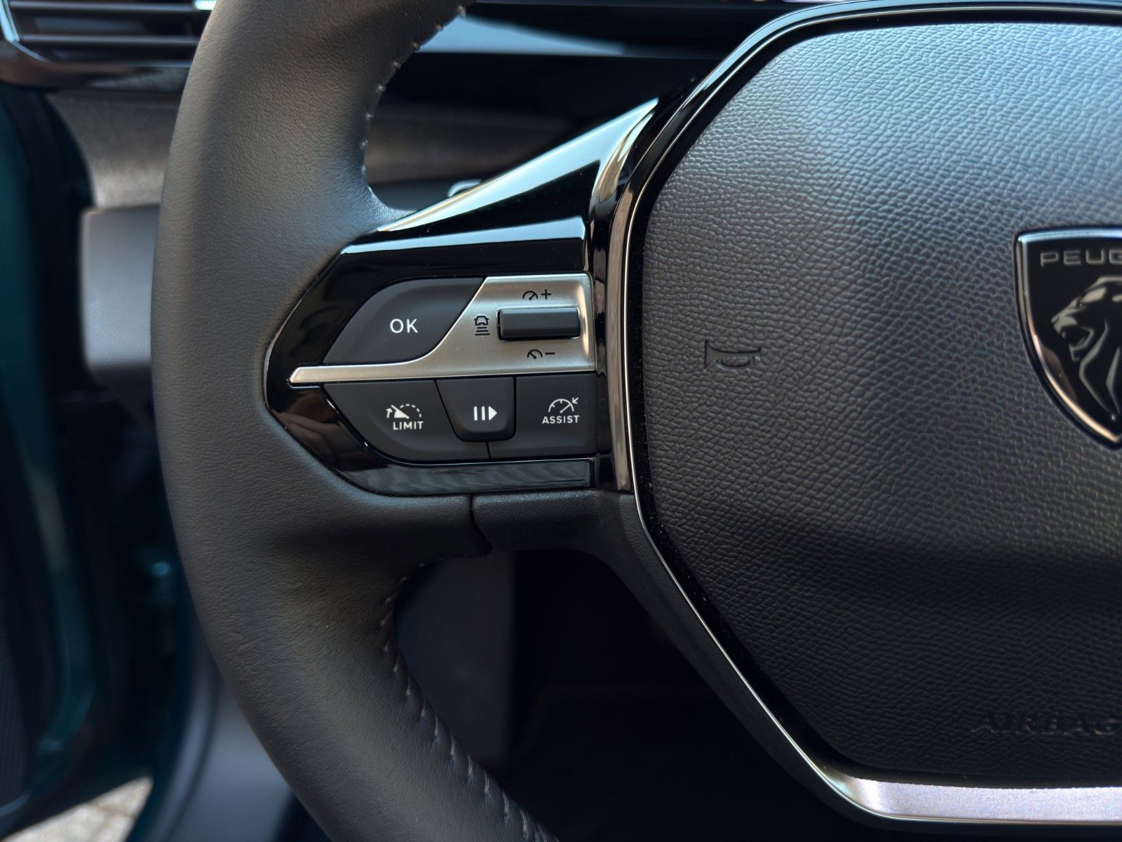 Fahrzeugabbildung Peugeot 308 SW Hybrid 145 Allure *CarPlay*