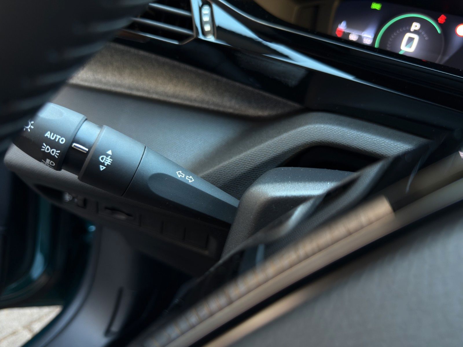 Fahrzeugabbildung Peugeot 308 SW Hybrid 145 Allure *CarPlay*