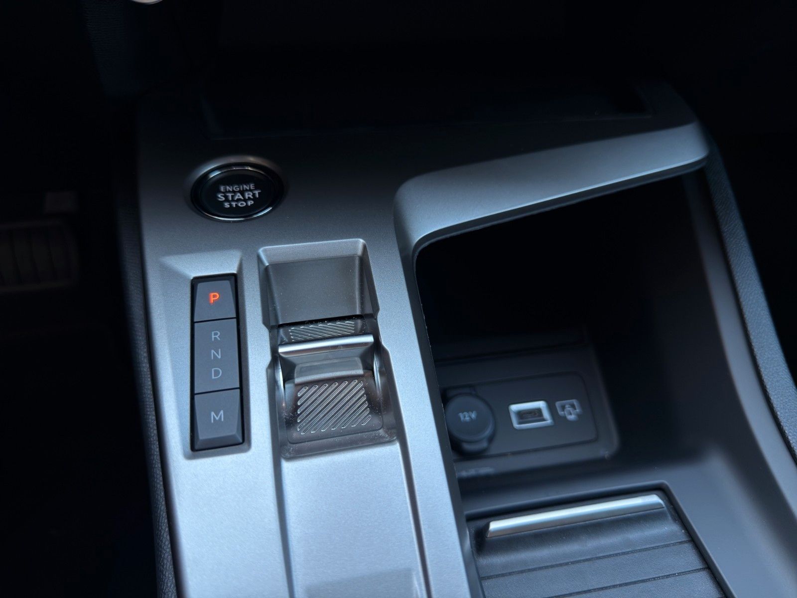 Fahrzeugabbildung Peugeot 308 SW Hybrid 145 Allure *CarPlay*