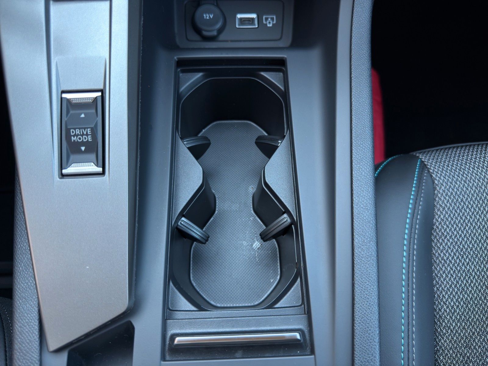 Fahrzeugabbildung Peugeot 308 SW Hybrid 145 Allure *CarPlay*