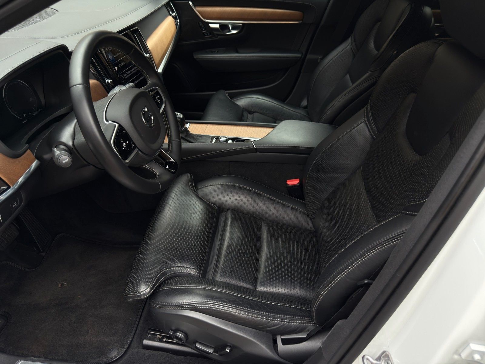 Fahrzeugabbildung Volvo V90 D4 Inscription *2.Hand*Sitzklima*CarPlay*