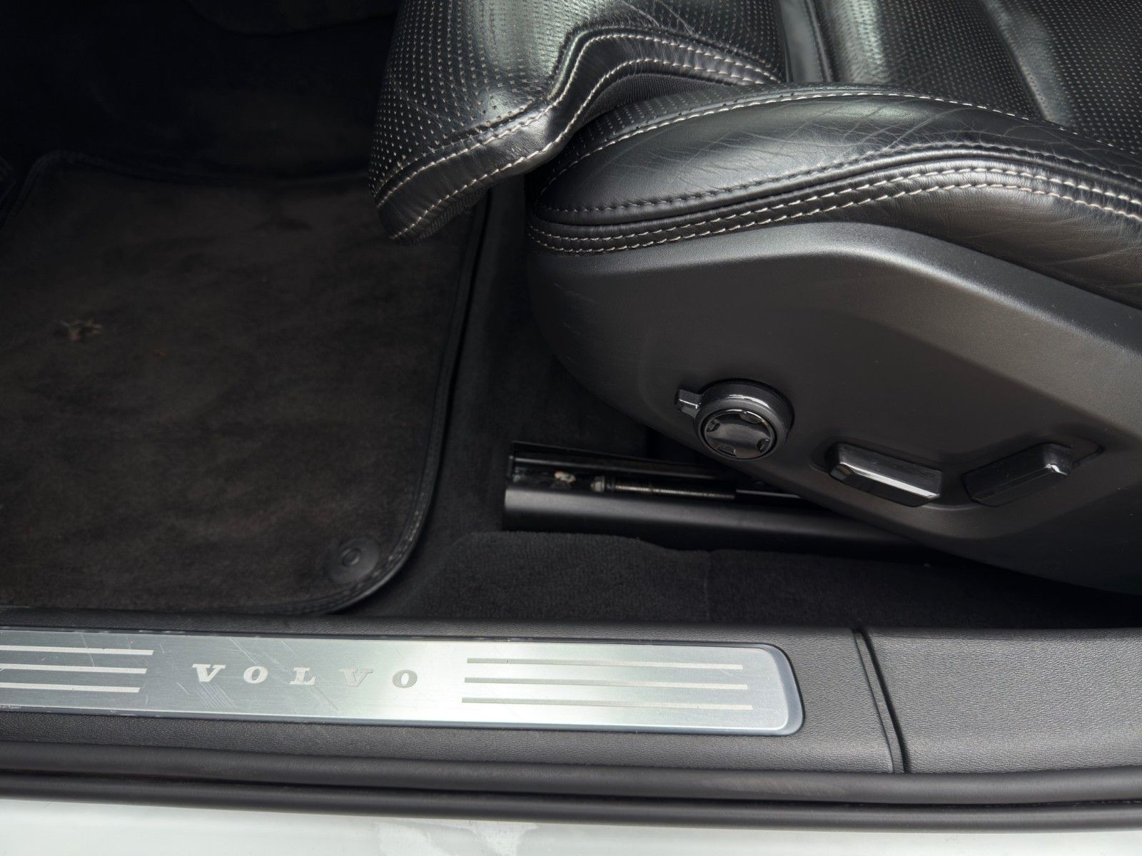 Fahrzeugabbildung Volvo V90 D4 Inscription *2.Hand*Sitzklima*CarPlay*