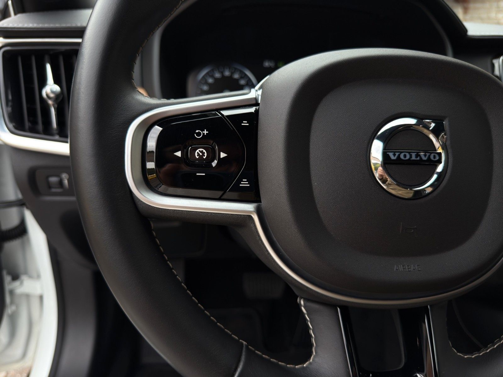 Fahrzeugabbildung Volvo V90 D4 Inscription *2.Hand*Sitzklima*CarPlay*