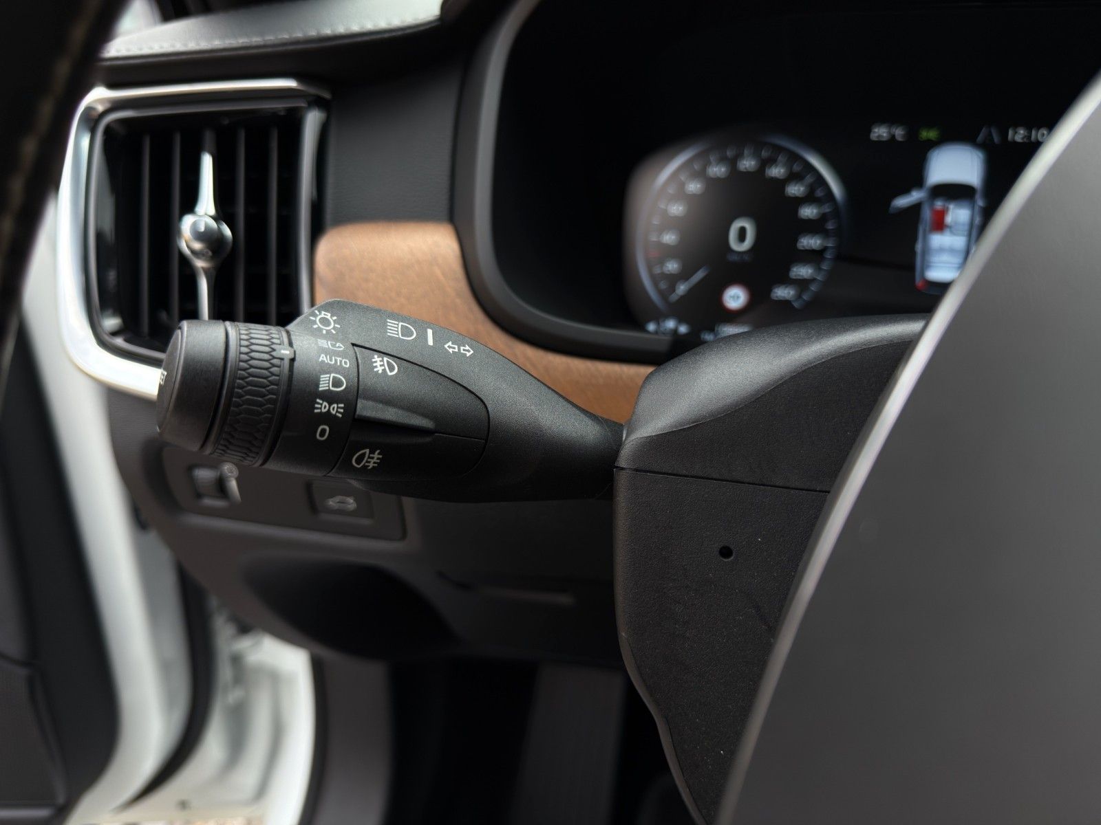 Fahrzeugabbildung Volvo V90 D4 Inscription *2.Hand*Sitzklima*CarPlay*
