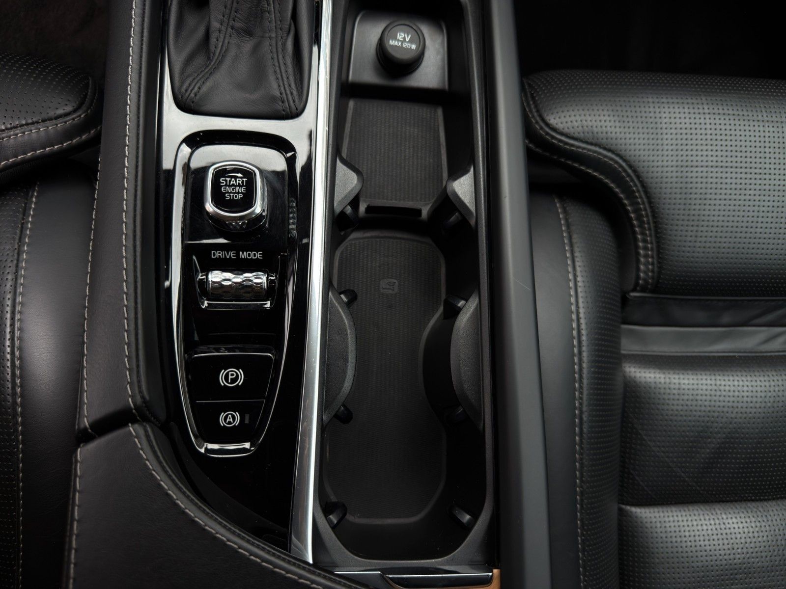 Fahrzeugabbildung Volvo V90 D4 Inscription *2.Hand*Sitzklima*CarPlay*