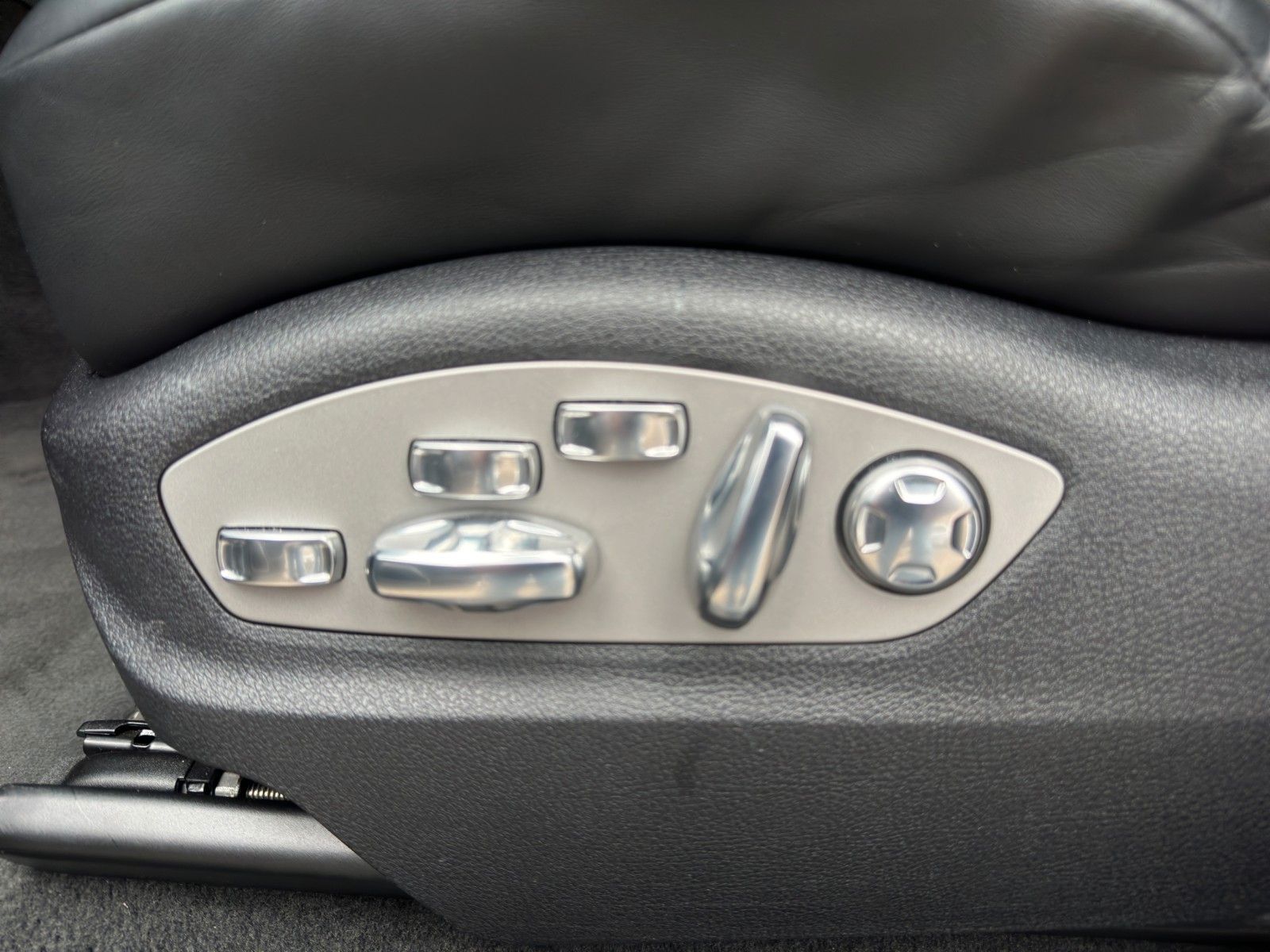 Fahrzeugabbildung Porsche Macan GTS *Burmester* *Surround View*
