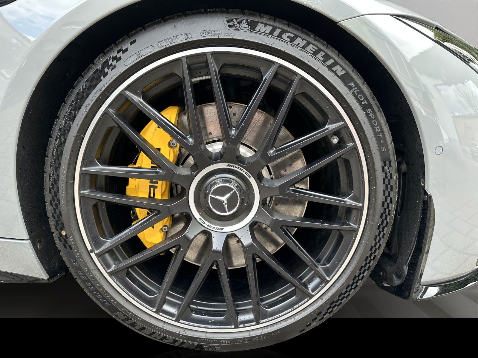 Fahrzeugabbildung Mercedes-Benz SL 63 AMG 4 Matic +