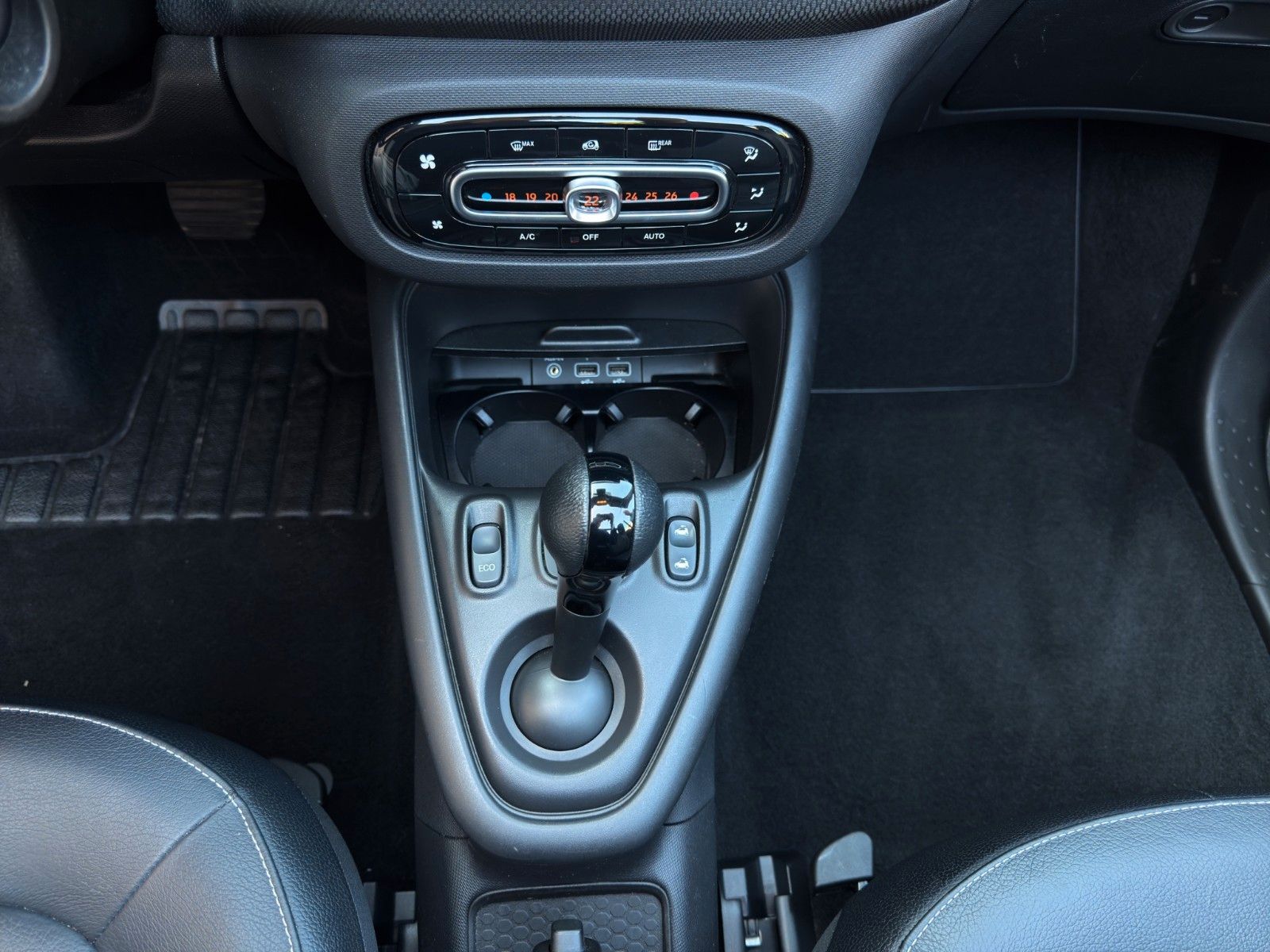 Fahrzeugabbildung Smart ForTwo Cabrio EQ Prime *Leder* *Brabusfelgen*