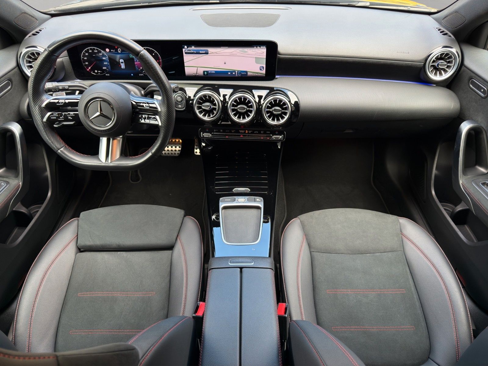 Fahrzeugabbildung Mercedes-Benz A 220 d AMG Line Advanced Plus