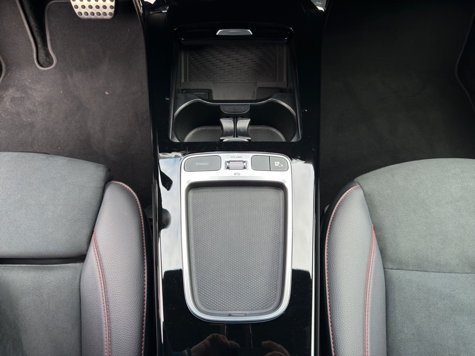 Fahrzeugabbildung Mercedes-Benz A 220 d AMG Line Advanced Plus