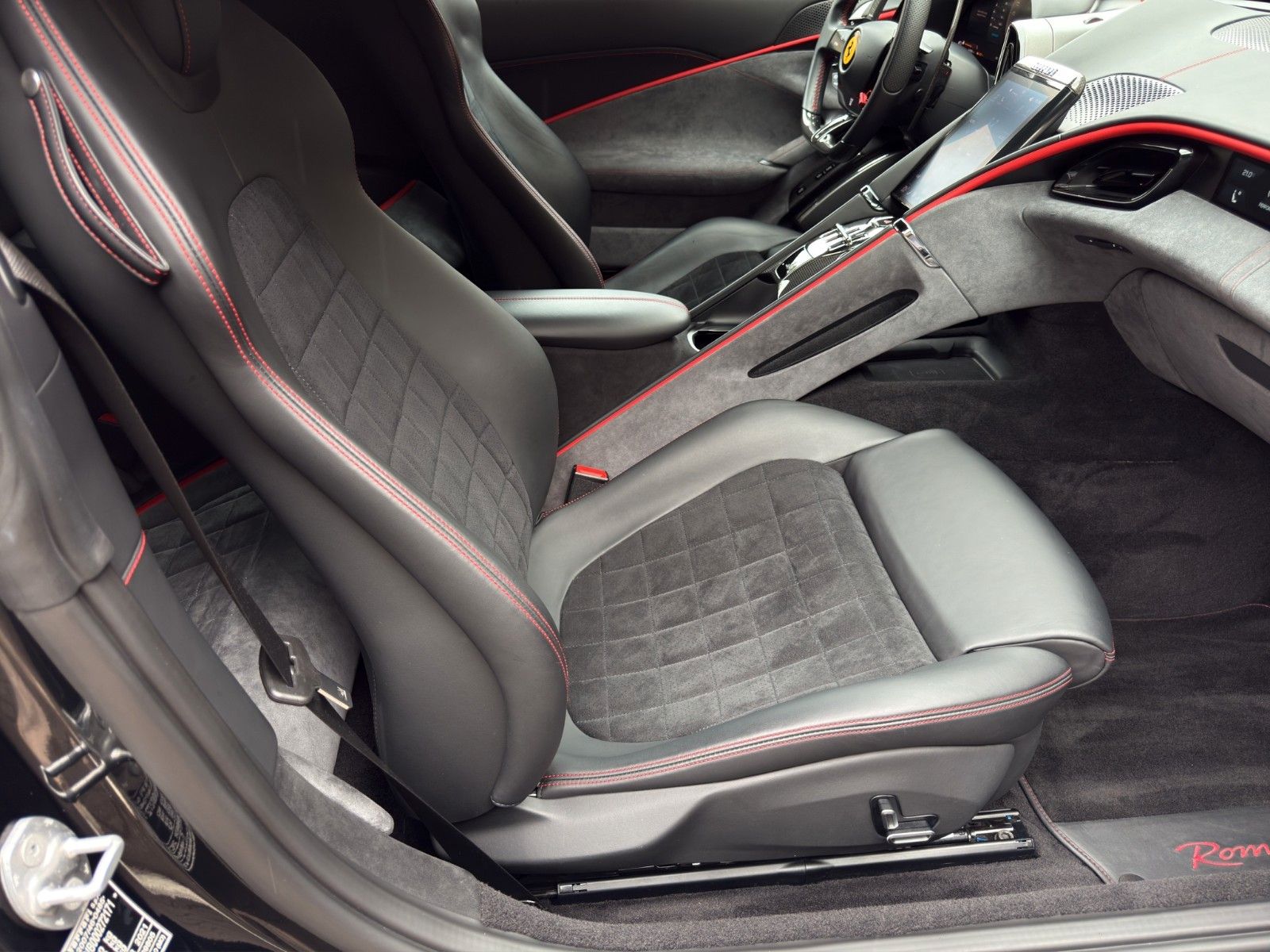 Fahrzeugabbildung Ferrari Roma 3.9 T V8 DCT *Carbon-Paket* *BOSE*