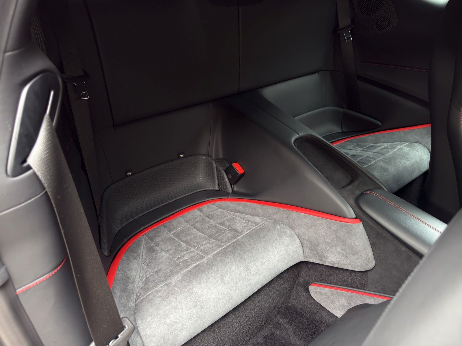 Fahrzeugabbildung Ferrari Roma 3.9 T V8 DCT *Carbon-Paket* *BOSE*
