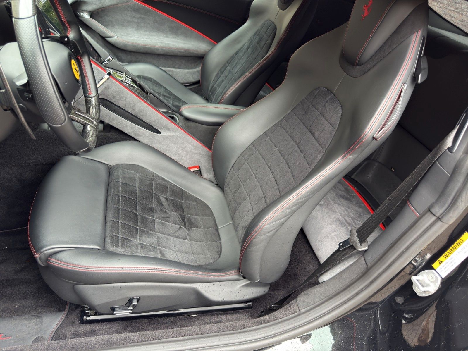 Fahrzeugabbildung Ferrari Roma 3.9 T V8 DCT *Carbon-Paket* *BOSE*