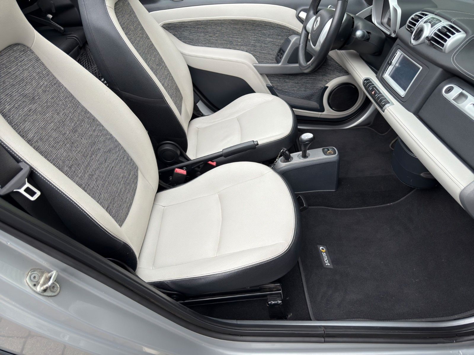 Fahrzeugabbildung Smart ForTwo 451 Cabrio Passion Sondermodell Pearlgrey
