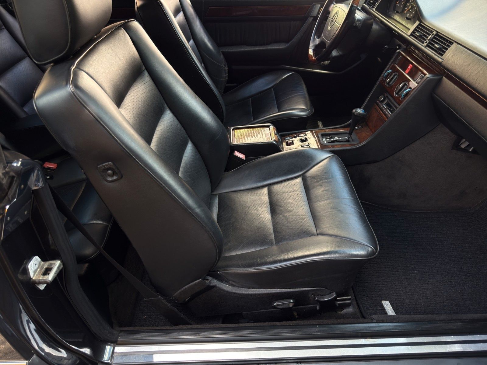 Fahrzeugabbildung Mercedes-Benz E 220 A124 *Classic Data 2+*H-Kennzeichen*
