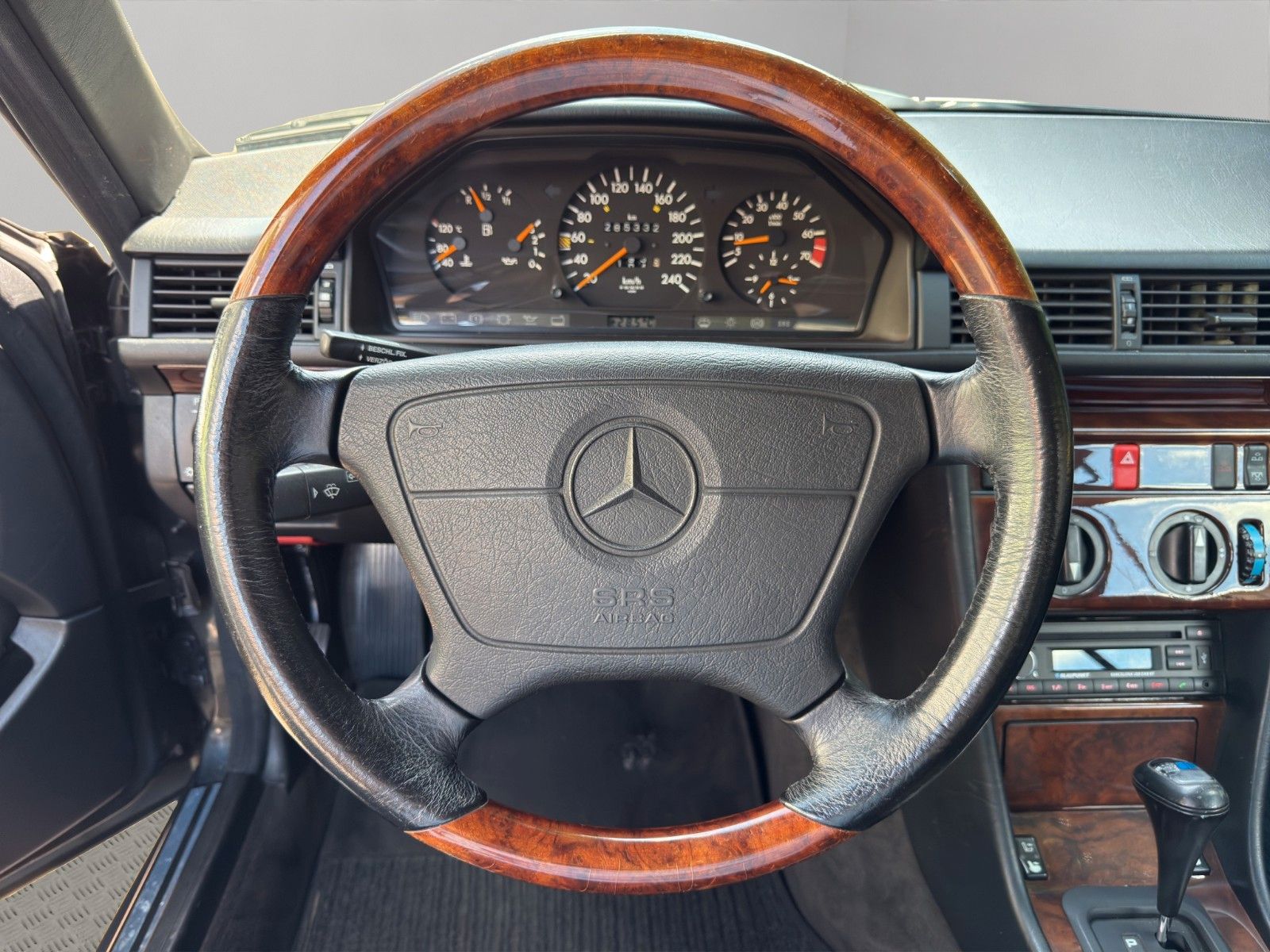 Fahrzeugabbildung Mercedes-Benz E 220 A124 *Classic Data 2+*H-Kennzeichen*