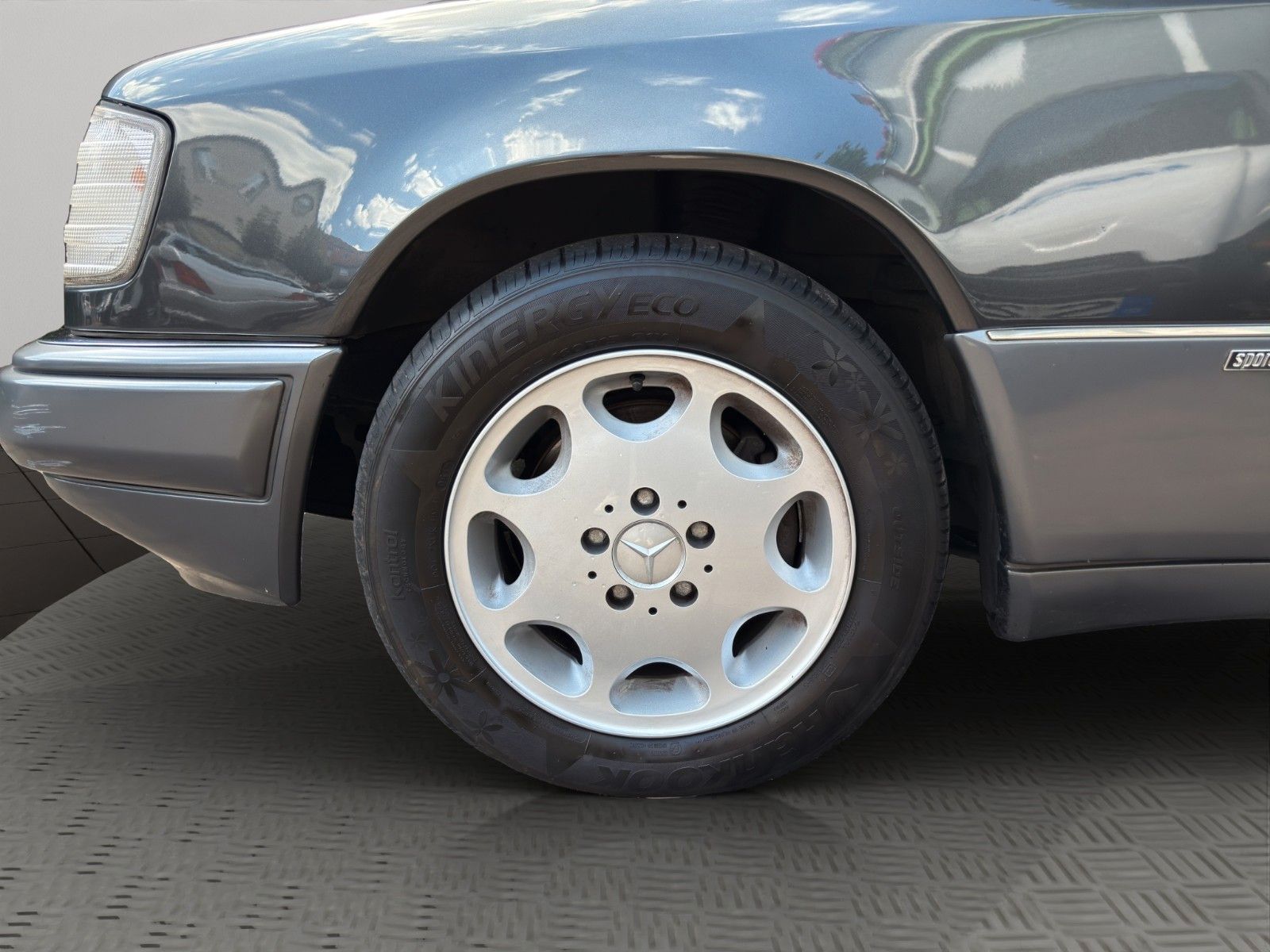 Fahrzeugabbildung Mercedes-Benz E 220 A124 *Classic Data 2+*H-Kennzeichen*