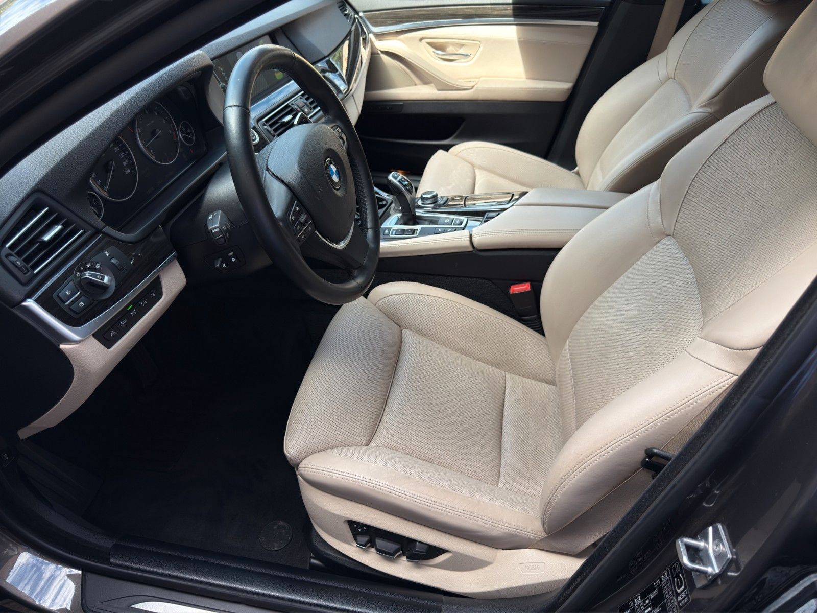 Fahrzeugabbildung BMW 550i Aut. Sport *2. Hand* *Night Vision*