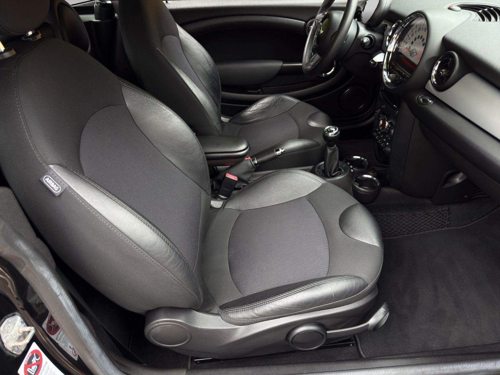 Fahrzeugabbildung MINI Cooper Coupé *Teilleder* *PDC*