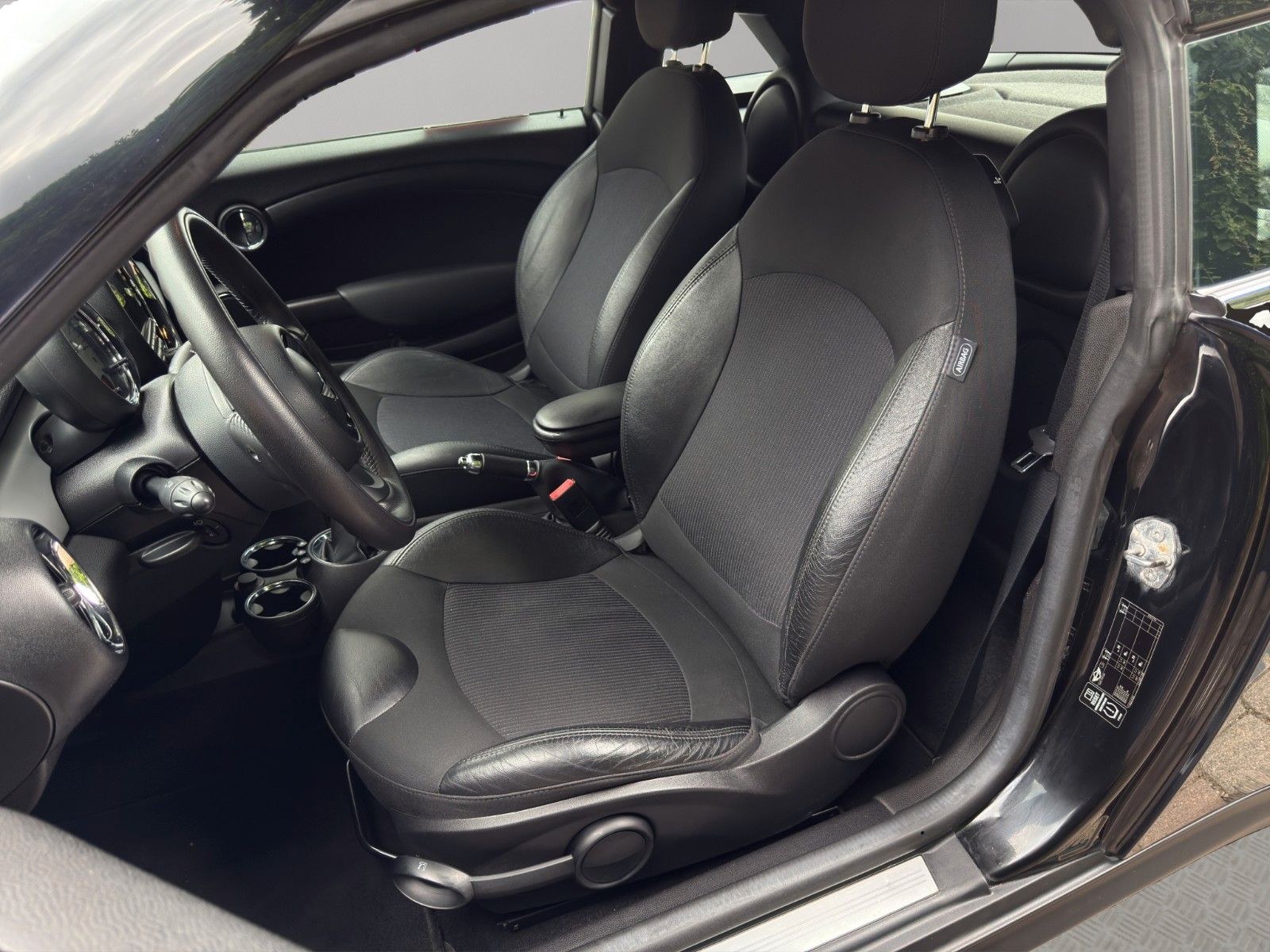Fahrzeugabbildung MINI Cooper Coupé *Teilleder* *PDC*