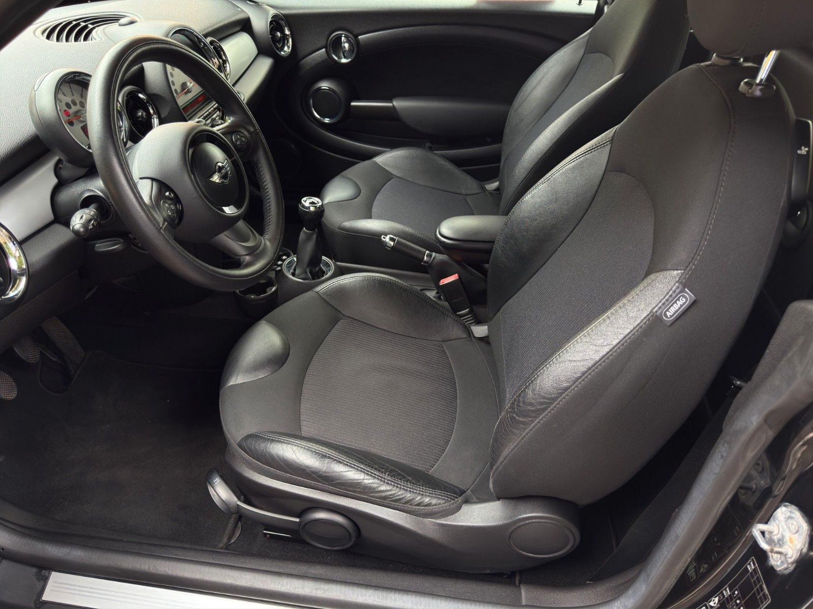 Fahrzeugabbildung MINI Cooper Coupé *Teilleder* *PDC*