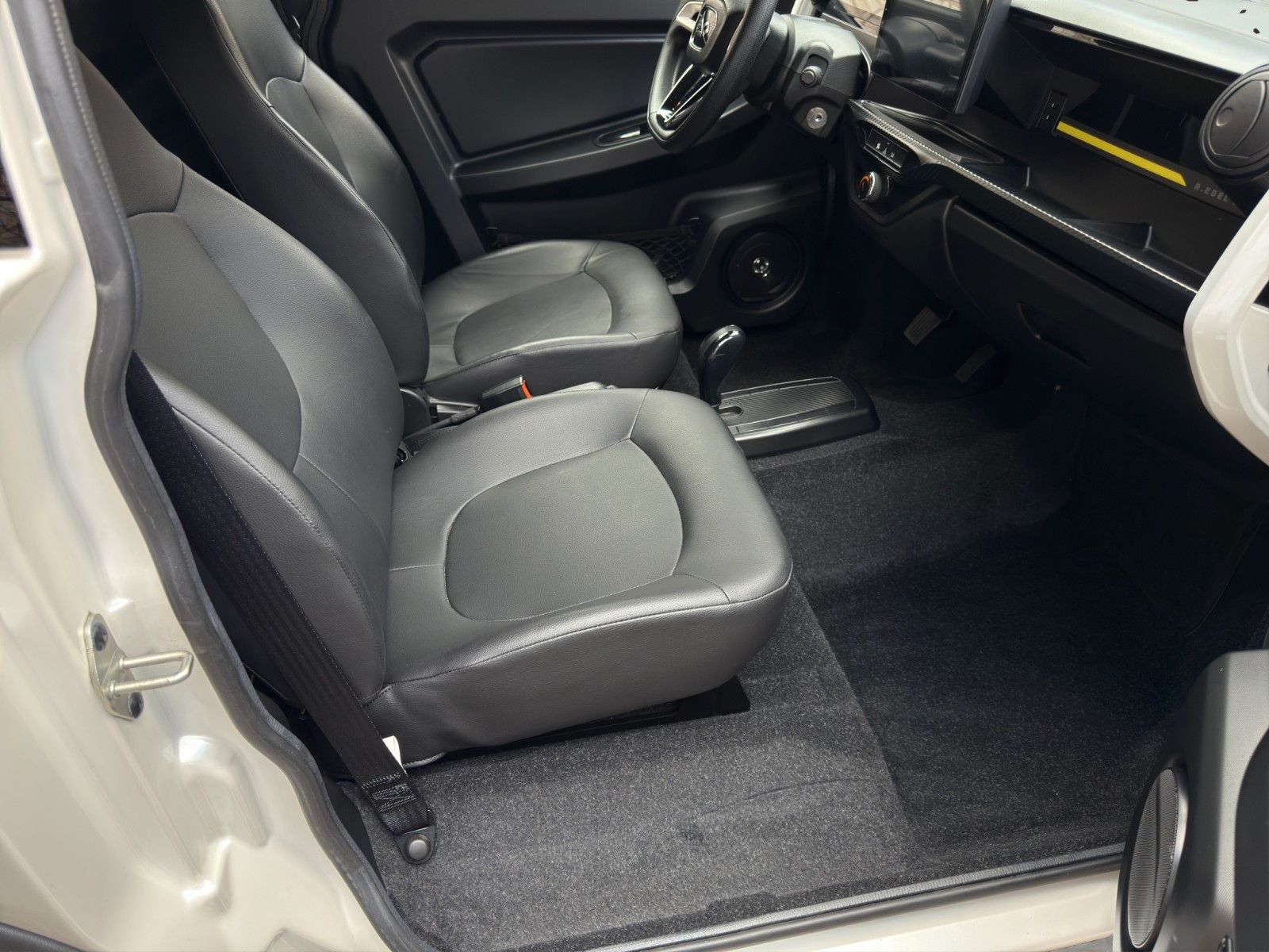 Fahrzeugabbildung Ligier MyLi D R.EBEL E5 *Servo* *CarPlay*