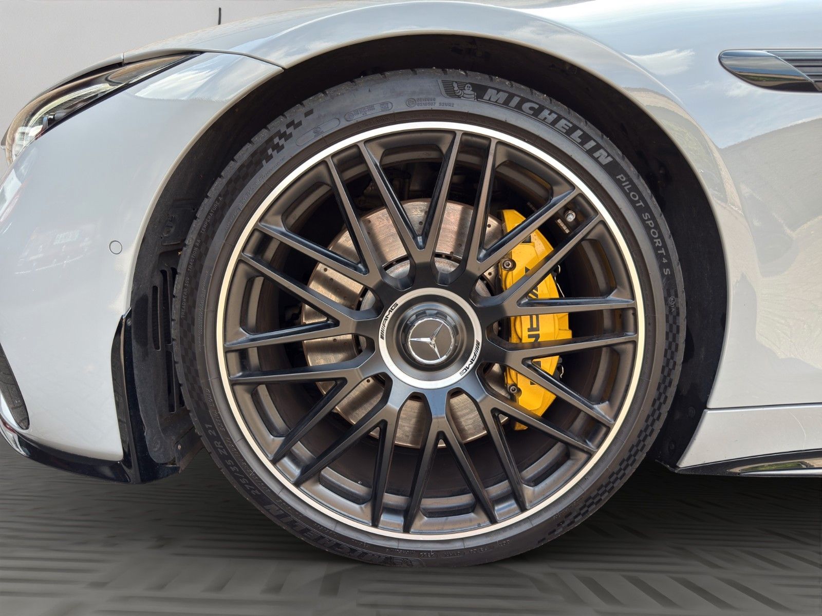 Fahrzeugabbildung Mercedes-Benz SL 63 AMG 4 Matic +