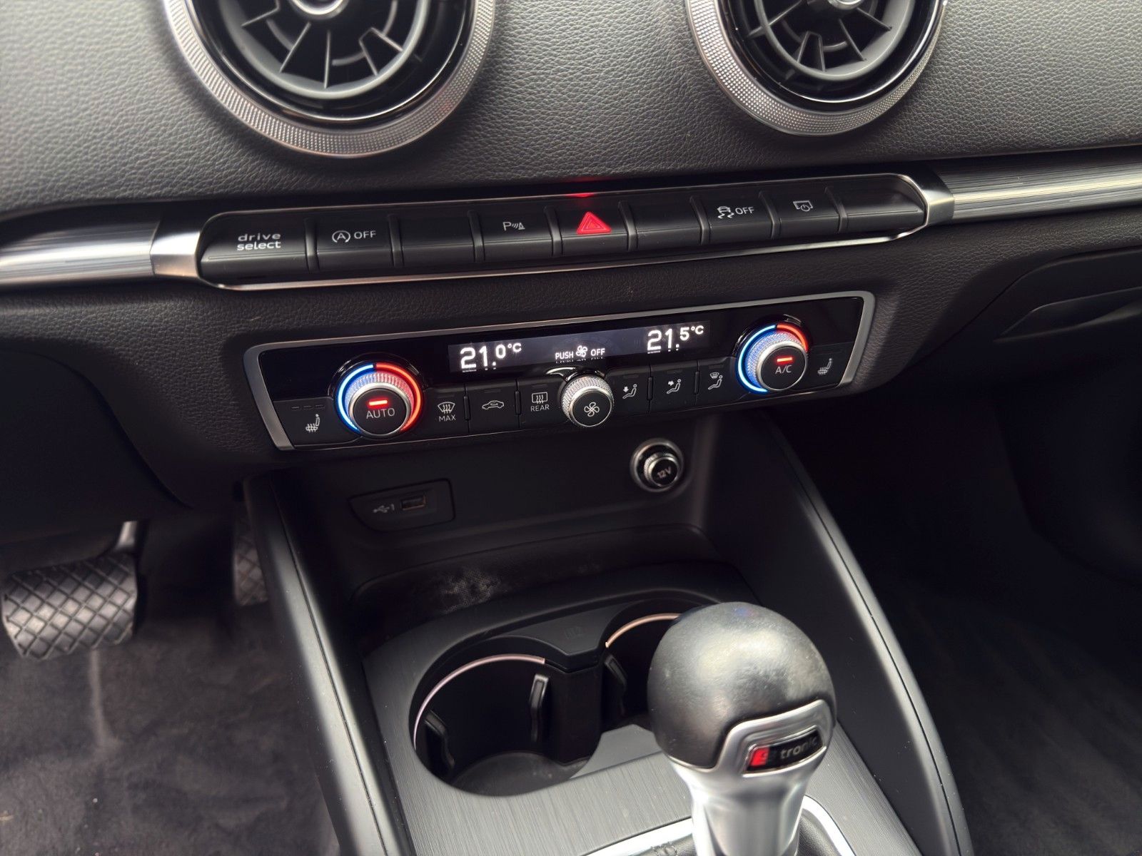 Fahrzeugabbildung Audi A3 Sportback 35 TFSI S tronic sport *PDC*2.Hand*