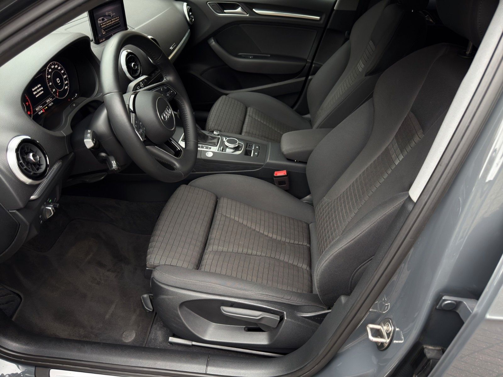 Fahrzeugabbildung Audi A3 Sportback 35 TFSI S tronic sport *PDC*2.Hand*