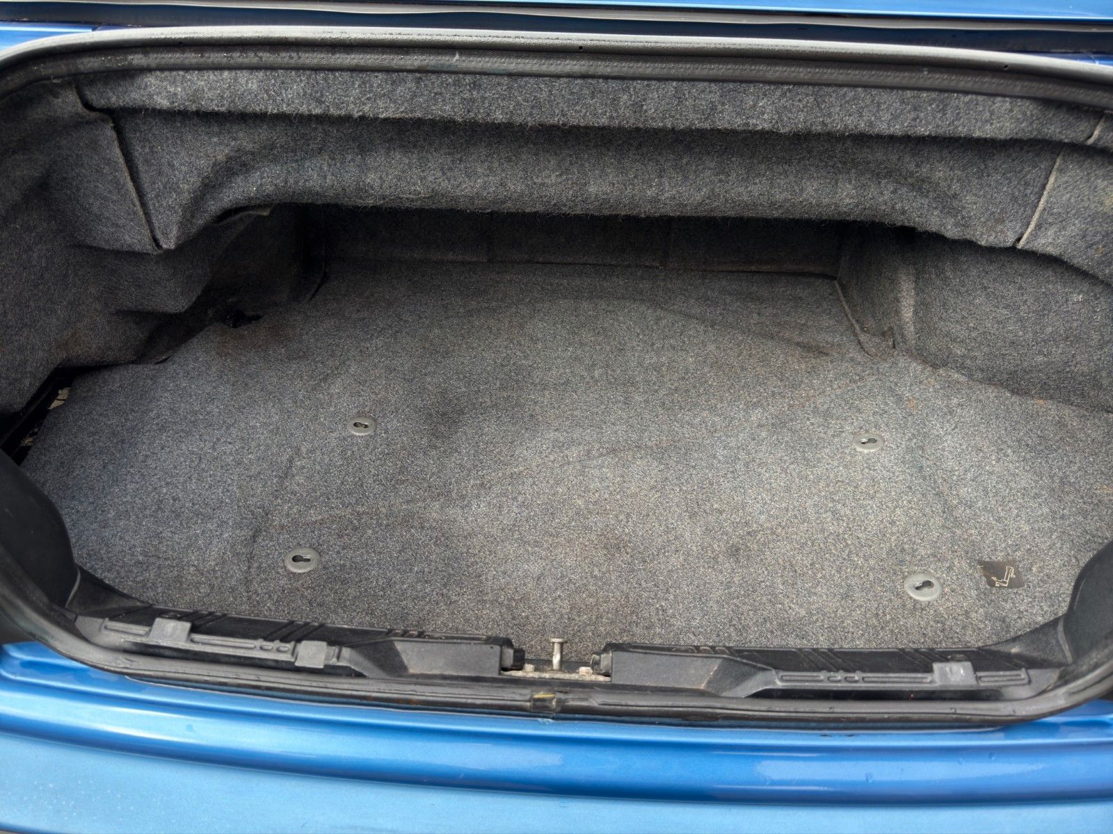 Fahrzeugabbildung BMW 318i Cabrio Variante 1-9 Süd Südwest *2. Hand*