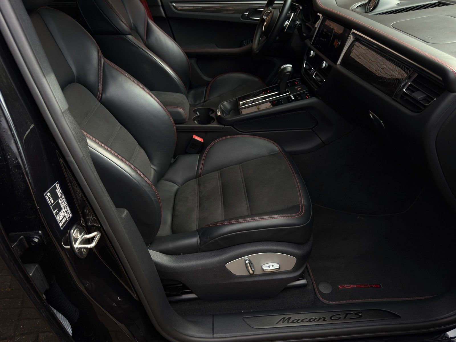 Fahrzeugabbildung Porsche Macan GTS *1. Hand* *BOSE* *AHK* *Panoramadach*