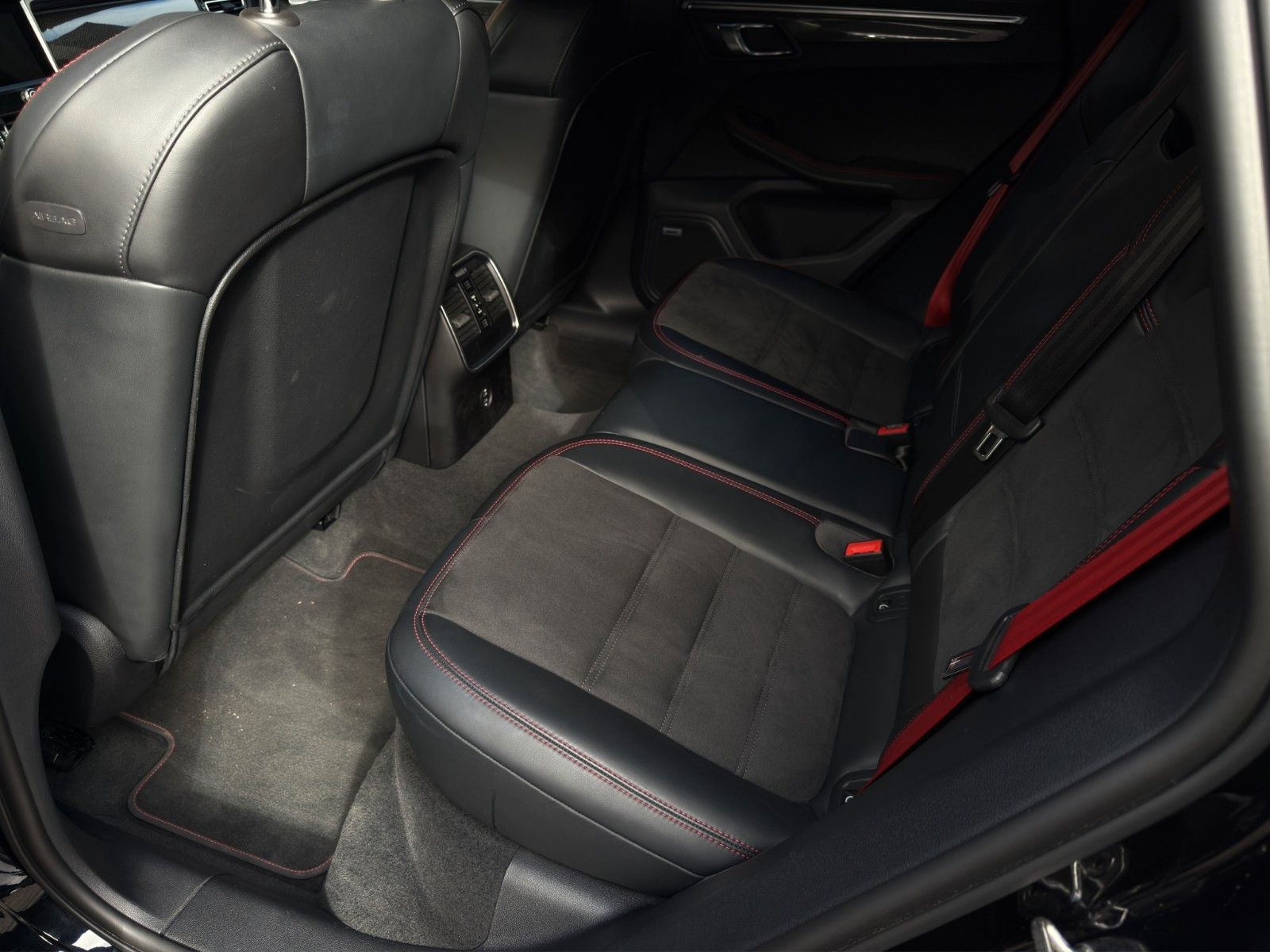 Fahrzeugabbildung Porsche Macan GTS *1. Hand* *BOSE* *AHK* *Panoramadach*
