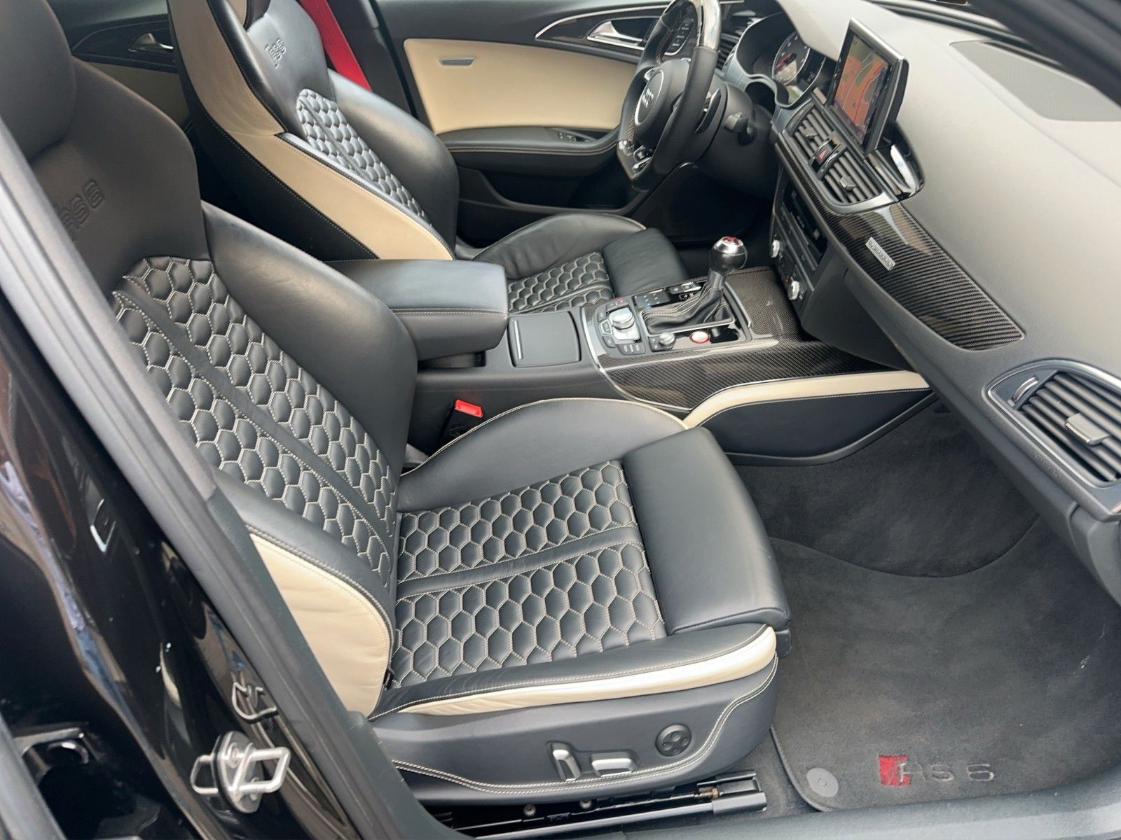 Fahrzeugabbildung Audi RS 6 Avant 4.0 TFSI quattro *Keramikbremse*