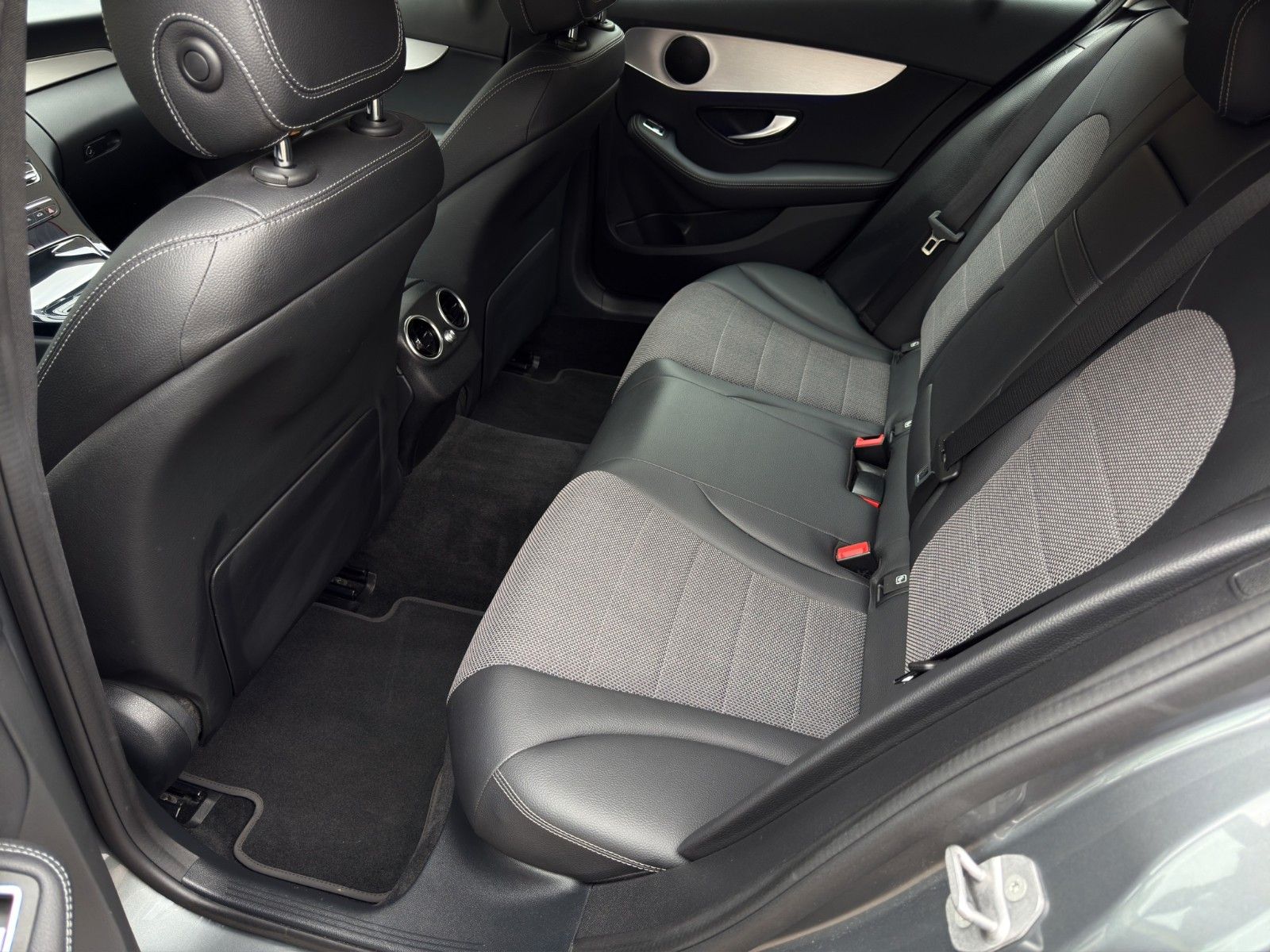 Fahrzeugabbildung Mercedes-Benz C180 T Avantgarde *Apple CarPlay*Rückfahrkamera*