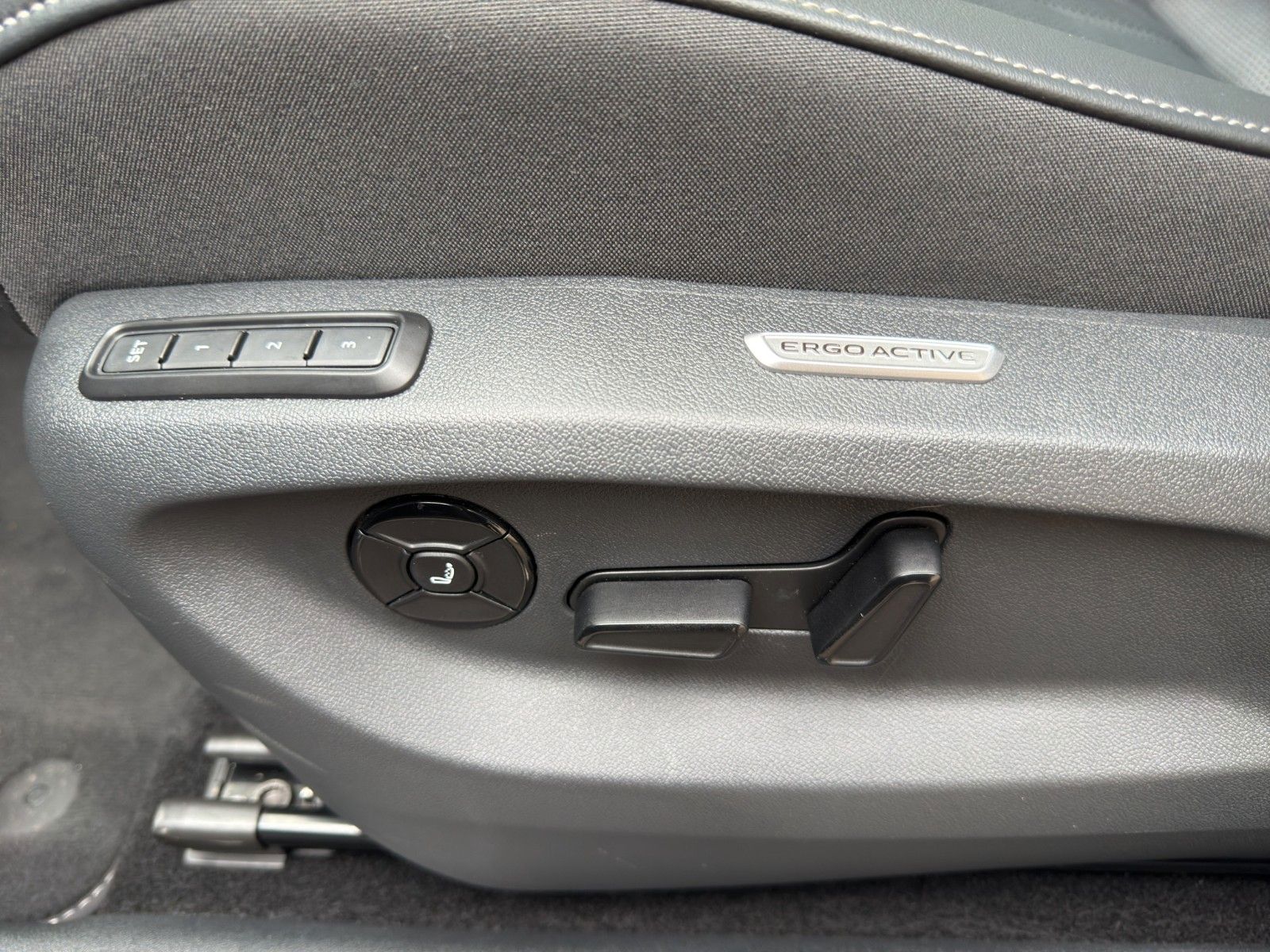 Fahrzeugabbildung Volkswagen Tiguan 2.0 TSI OPF 4MOTION DSG R-Line