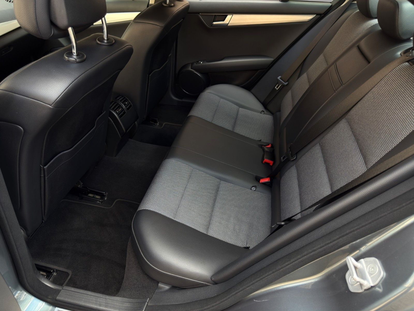 Fahrzeugabbildung Mercedes-Benz C 180 BlueEfficiency Avantgarde *Rückfahrkamera*