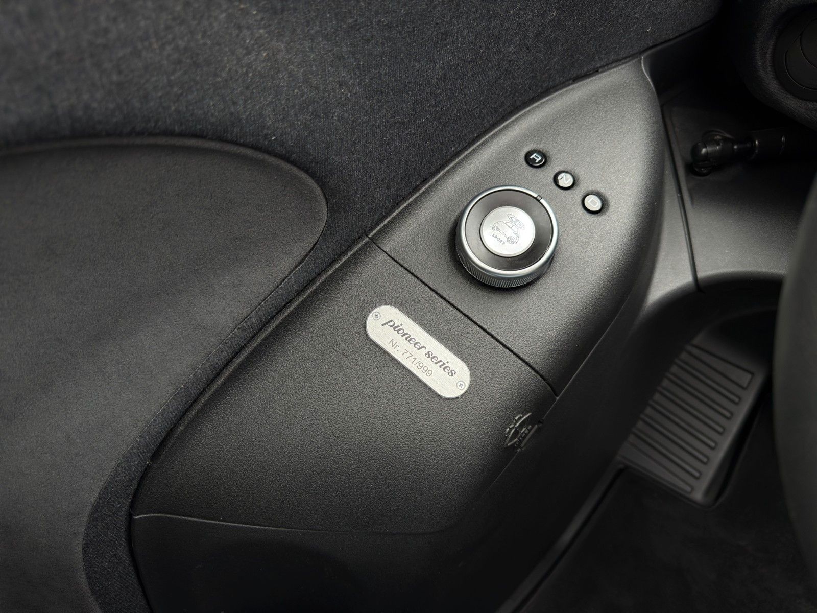 Fahrzeugabbildung Microlino Pioneer Edition Turin Aluminum Matt *L7*Faltdach